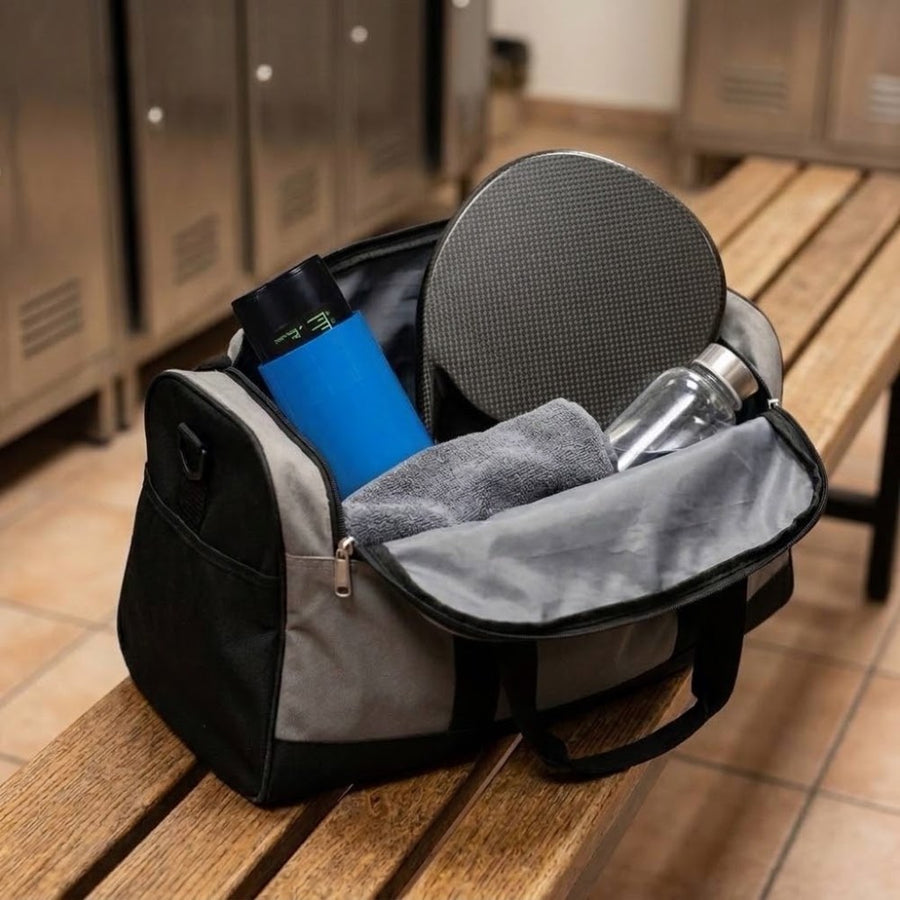 Presurizador azul dentro de una bolsa de pádel en el vestuario